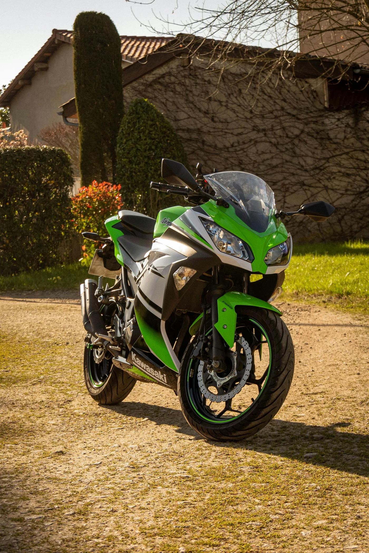 Review sincero da Kawasaki Ninja 300: Por que ela é um canhão, mas eu descartei como minha primeira moto